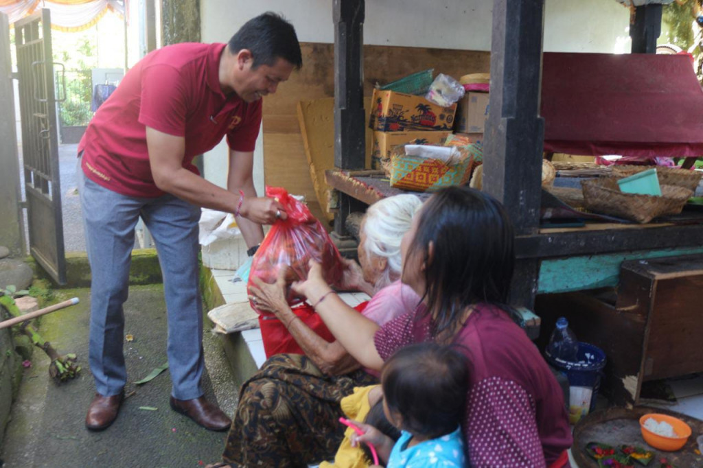 Wujud Kepedulian Pemerintah Desa Dalung salurkan Hasil Panen Kelompok Ketahanan Pangan Desa kepada Penyandang Disabilitas dan Para Veteran